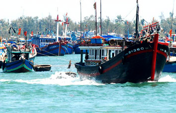 Tàu của ngư dân Quảng Ngãi chuẩn bị vươn khơi