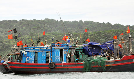 Tàu của anh Đào Văn Thuân chuẩn bị xuất bến đi câu khơi. Ảnh: Báo Quảng Ninh.