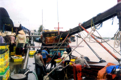 Tàu cá của ngư dân Sa Huỳnh, xã Phổ Thạnh, H.Đức Phổ (Quảng Ngãi) rẽ sóng tiến ra khơi xa - Ảnh: Hiển Cừ