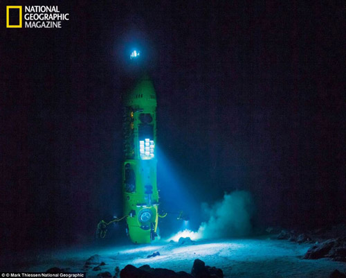 Cách tàu lặn Deepsea Challenger tiếp cận đáy đại dương.