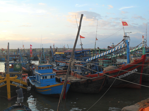 tàu nằm bờ