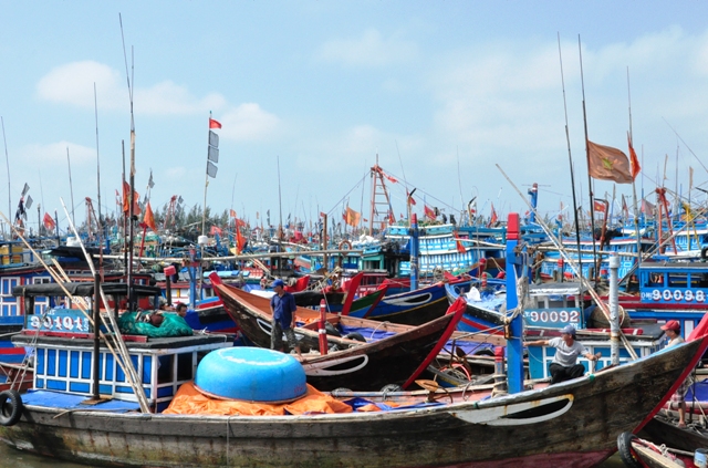 tàu thuyền nằm bờ