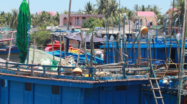 Tàu thuyền ngư dân tỉnh Bình Định được trang bị hệ thống bóng đèn cao áp để đánh bắt cá ngừ đại dương