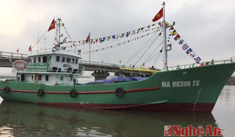 Ngư dân Quỳnh Lưu đóng tàu "khủng" vươn khơi