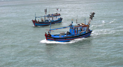 Đôi tàu hành nghề giã cào “bay” ngang nhiên hoạt động trong vịnh Nha Trang (ảnh chụp ngày 17-1-2013).