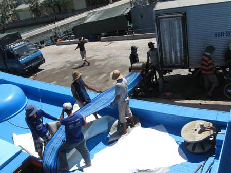 Tàu ngư dân đang tiếp đá chuẩn bị ra khơi