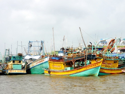 Tàu cá tại cửa biển Sông Đốc, Trần Văn Thời, Cà Mau