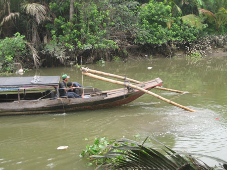 đẩy te trên sông