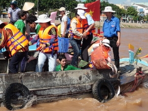 thả cá trên sông Tiền