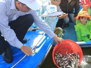 Một buổi lễ thả cá tại khu vực Búng Bình Thiên (An Phú, An Giang). (Ảnh: Vương Thoại Trung/TTXVN)