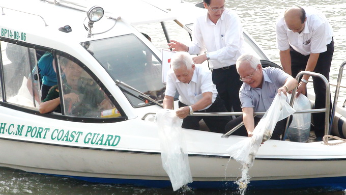 Lãnh đạo thành phố cùng người dân thả hơn 105.000 con cá xuống kênh Tàu Hủ-Bến Nghé