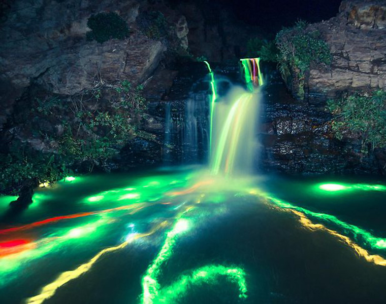 Nhiếp ảnh gia Sean Lenz và Kristoffer Abildgaard sử dụng những que phát quang Cyalume thả xuống nước tạo nên cảnh đẹp ngoạn mục này.