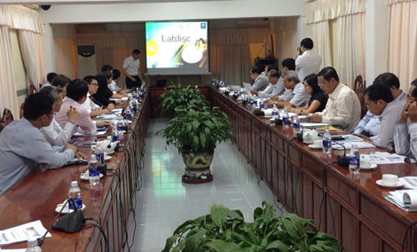 tham dự buổi làm việc.