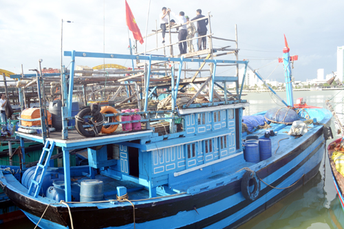 Lắp đặt máy thu phát tín hiệu cho tàu cá ngư dân Lê Văn Chiến