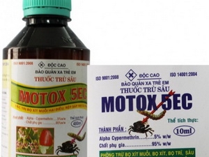 Một số người dân Quảng Bình sử dụng thuốc trừ sâu Motox 5EC để bắt cua đồng