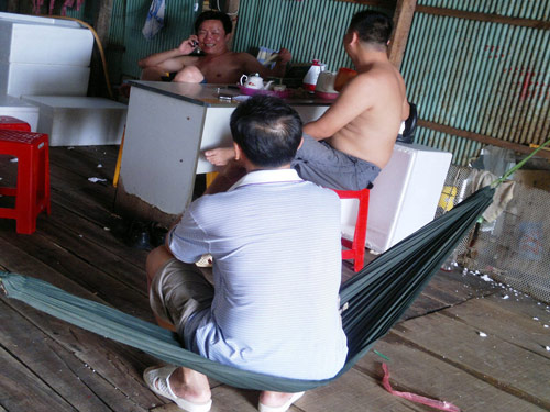 Thương lái Trung Quốc mua cua không trả tiền