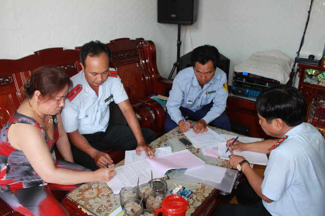 mạnh tay dẹp nạn tôm bẩn