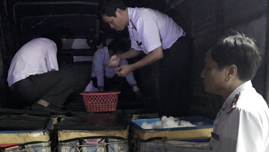 Thanh tra Sở NN&PTNT tỉnh Bạc Liêu kiểm tra 16 thùng tôm nghi có chứa tạp chất - Ảnh: CTV