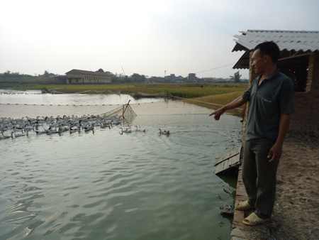 Anh Hòa bên trang trại của gia đình mình.