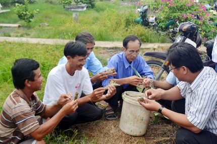 trao đổi kĩ thuật với tổ viên