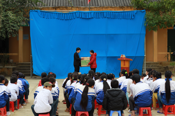 trao tặng máy tính