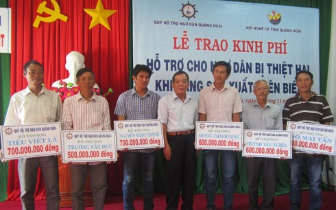Trao tiền hỗ trợ