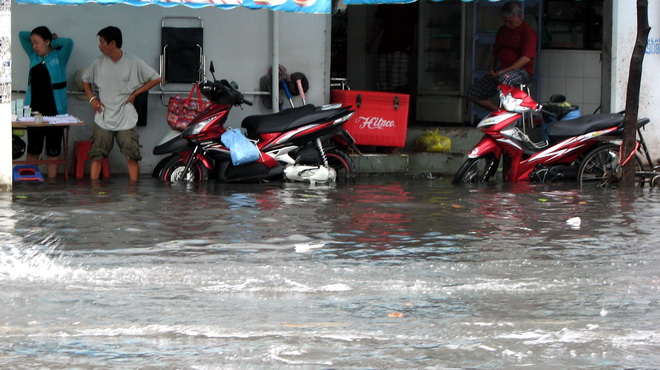 Nước tràn vào khu vực một tiệm cơm trên đường 30 tháng 4