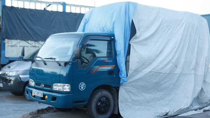 Xe hàng hơn 2 tấn bạch tuộc được lưu giữ tại bãi xe của Công ty TNHH Trường Giang (TP Hải Dương) đã bốc mùi hôi thối - Ảnh: Th.Hoàng