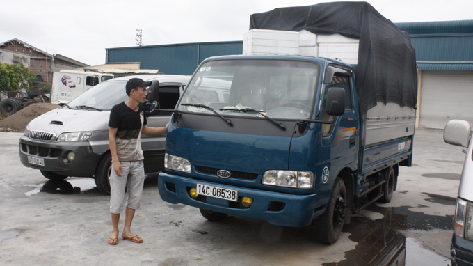 Xe hàng hơn 2 tấn bạch tuộc được lưu giữ tại bãi xe của Công ty TNHH Trường Giang (TP Hải Dương) đã bốc mùi hôi thối - Ảnh: Thân Hoàng