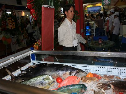 Doanh nghiệp xuất khẩu thủy sản sang Trung Quốc phải đăng ký. Ảnh minh họa chụp tại hội chợ Vietfish 2012. Ảnh: Phạm Thái