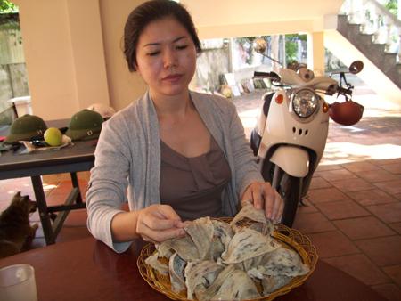 Chị Hằng khoe tổ yến thu hoạch của gia đình