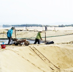 Hút cát nuôi tôm cao triều, nguy cơ lấn dòng cửa biển Lễ Thịnh