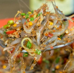 Món gỏi tép nhảy "nhẫn tâm" ở vỉa hè Thái Lan