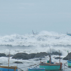 Bình Thuận: 1 ngư dân tử vong, 8 chiếc thuyền bị nhấn chìm vì bão RAI