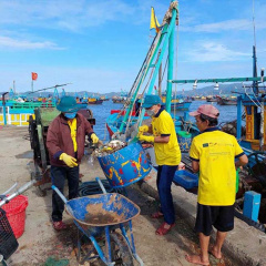 Phú Yên: Hơn 1,5 tấn rác thải biển được ngư dân thu gom