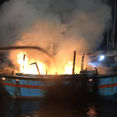 Bình Định: 3 tàu cá đang neo đậu bị cháy chưa rõ nguyên nhân