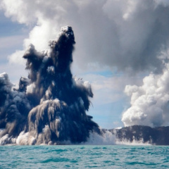 Núi lửa phun trào “nghìn năm có một” ở Tonga có thể kéo theo nhiều thảm họa