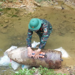 Lặn sông bắt cá, suýt "ôm" trúng bom nặng gần 350kg