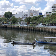 Ngang nhiên chích điện bắt cá trên kênh Nhiêu Lộc - Thị Nghè