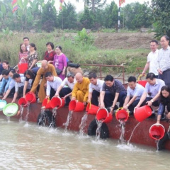 Thả cá giống tái tạo nguồn lợi thủy sản trên sông Mã