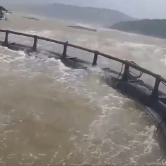 Bão số 5 quét qua Quảng Trị: Nhiều lồng bè nuôi cá bị sóng đánh trôi, vùng trũng căng mình chống lũ