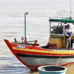 Biển lặng, ngư dân Hà Tĩnh tức tốc vươn khơi bù lại ngày bão