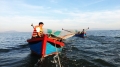 Xử lý tình trạng khai thác thủy sản bằng các nghề cấm