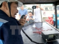 Tặng thiết bị thông tin liên lạc cho các chủ tàu cá tại Trà Vinh