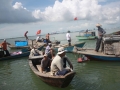 Người nuôi cá kéo ghe ra sông phản đối doanh nghiệp