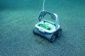 Robot làm vệ sinh cho hồ bơi